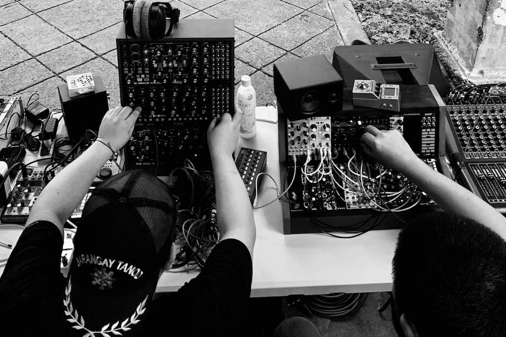 A niche community of experimental electronica enthusiasts and artists based in Manila, Philippines.